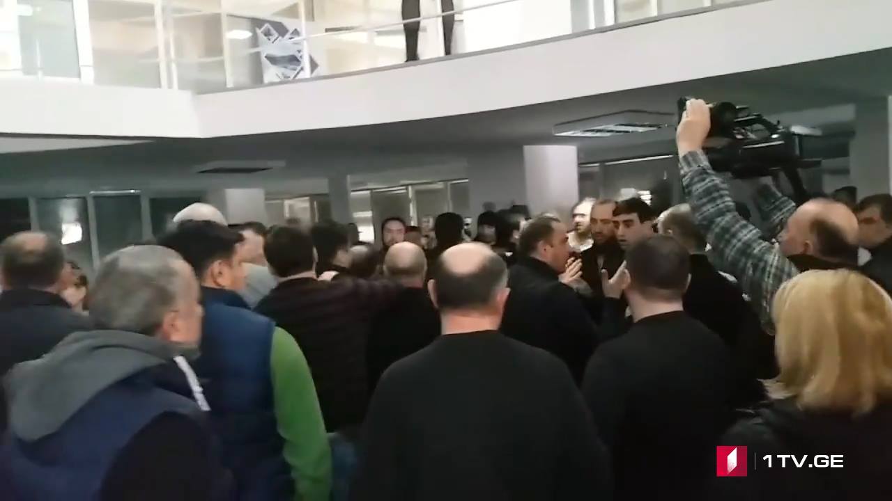 ბორჯომის მერიის თანამშრომლებსა და საკრებულოს წევრებს შორის ფიზიკური დაპირისპირება მოხდა  