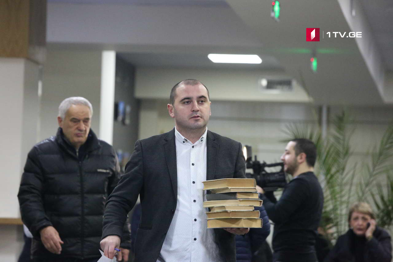 „ნაციონალური მოძრაობის“ წევრებმა თბილისის მერიაში წიგნები მიიტანეს 