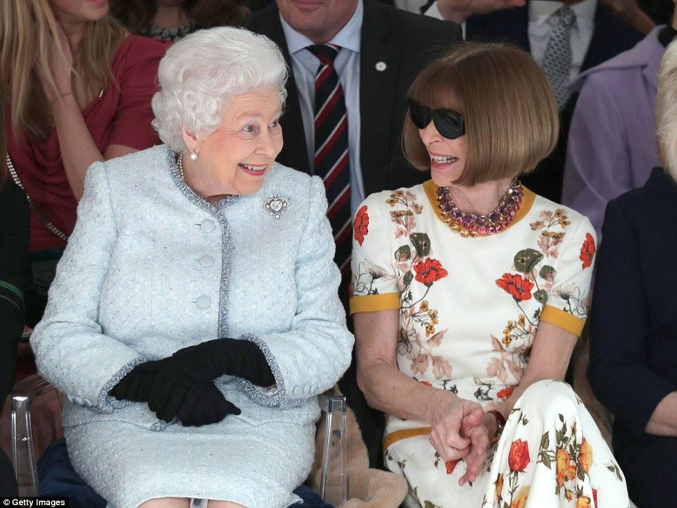 Böyük Britaniyanın kraliçası Londonun Moda Həftəsində