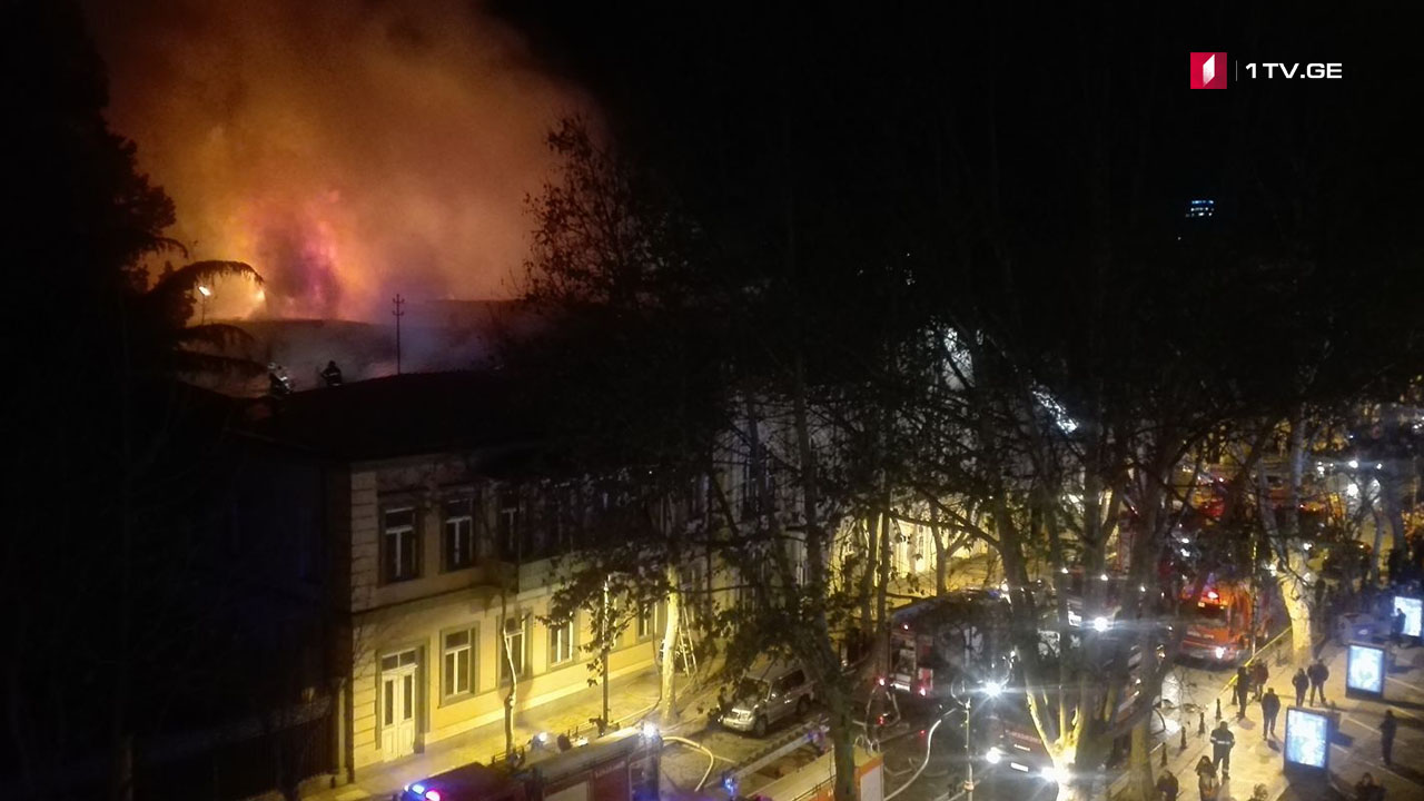 თბილისში, აღმაშენებლის გამზირზე 12 სახანძრო ჯგუფი მუშაობს [ფოტო/ვიდეო]
