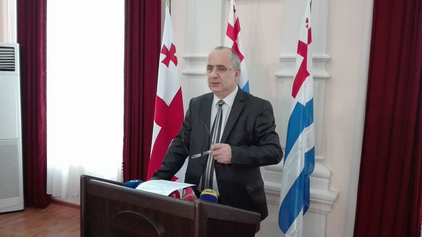ბათუმის საკრებულოს თავმჯდომარე ფრაქცია „ნაციონალური მოძრაობის“ თავმჯდომარეს კანონდარღვევაში ადანაშაულებს
