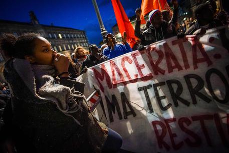 მიგრანტის მკვლელობის შემდეგ, იტალიაში რასიზმის საწინააღმდეგო აქციები მიმდინარეობს