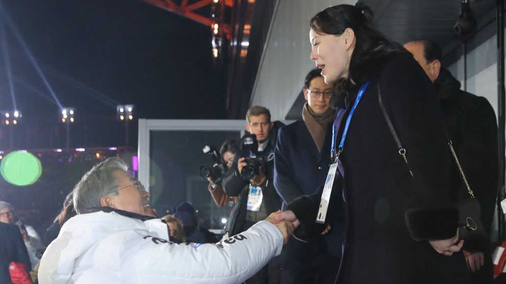 „ისტორიული ფაქტი“ - სამხრეთ კორეის პრეზიდენტმა კიმ ჩენ ინის დას ხელი ჩამოართვა