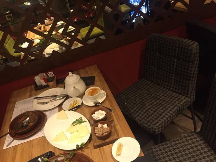 სოციალურ ქსელში რესტორან SULUGUNI-ს ფოტოები ვრცელდება, სადაც მიხეილ სააკაშვილი დააკავეს