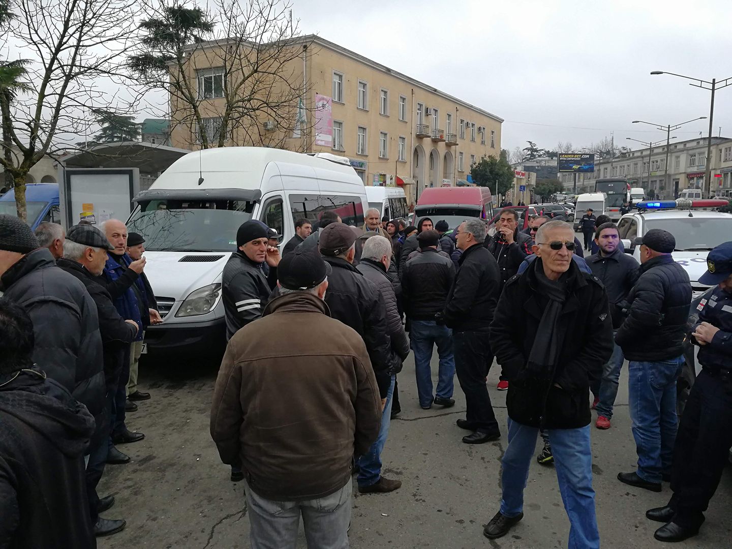 ზუგდიდში საქალაქთაშორისო ტრანსპორტის მძღოლებმა აქცია გამართეს
