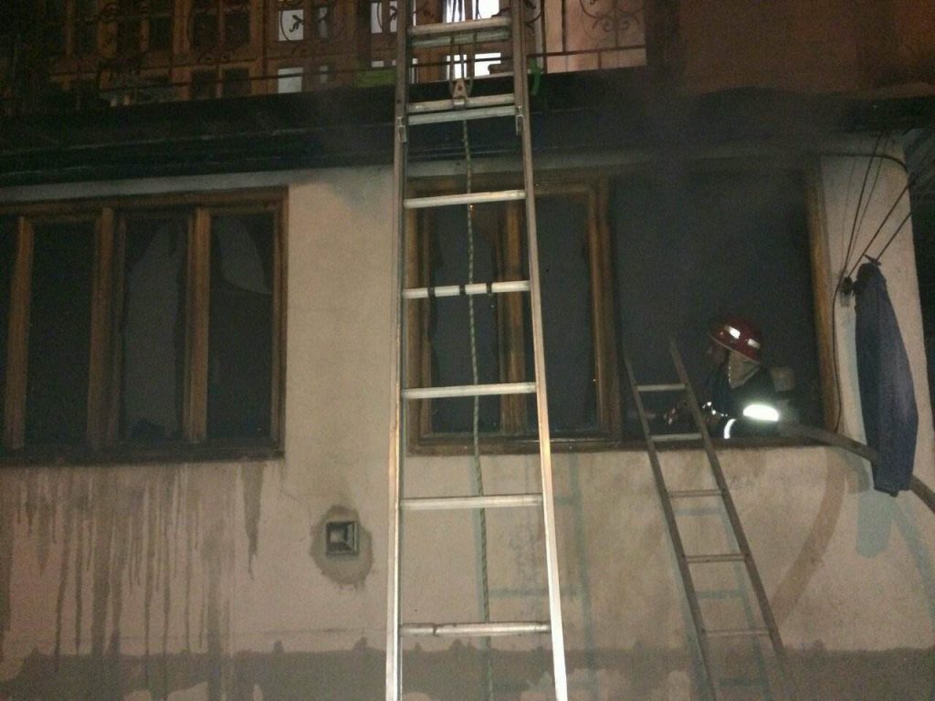თბილისში, ბუაჩიძის ქუჩაზე ძლიერი დაკვამლიანების გამო 10 ადამიანი, მათ შორის სამი ბავშვი მოიწამლა