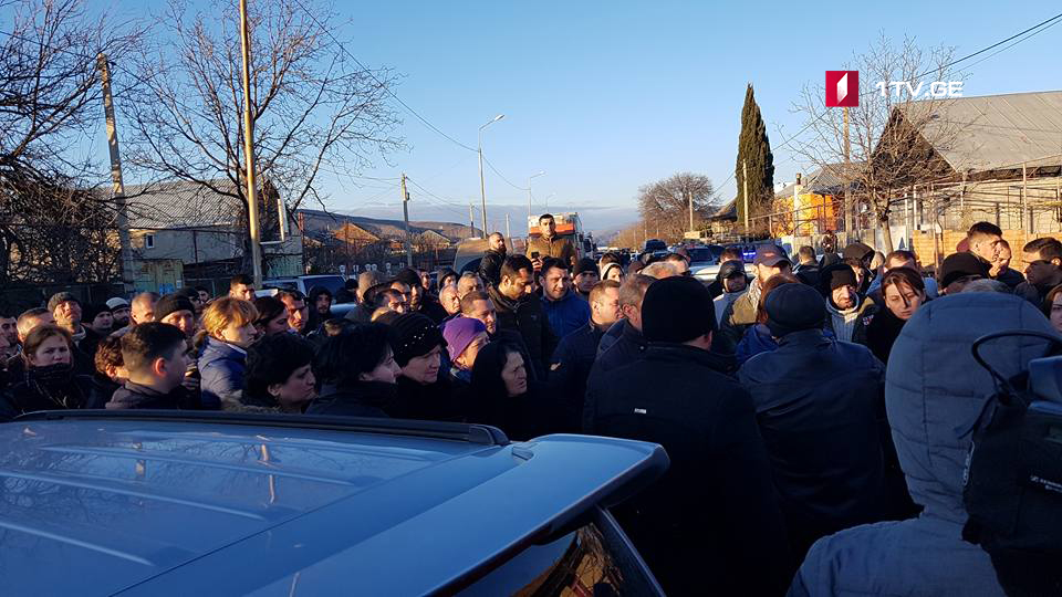 სოზარ სუბარი და დიმიტრი ხუნდაძე ტატუნაშვილის ოჯახის წევრებსა და აქციის მონაწილეებს შეხვდნენ