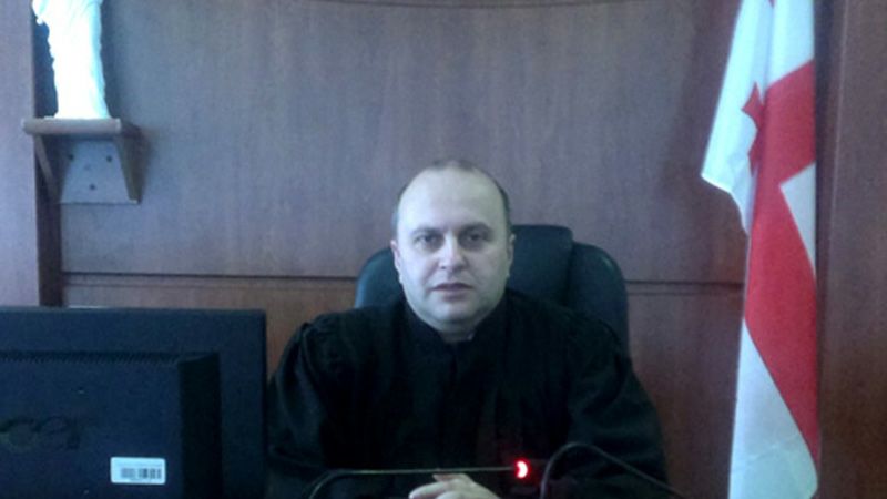 მოსამართლე ბათუმის საქალაქო სასამართლოს  თავმჯდომარეს დევნაში ადანაშაულებს