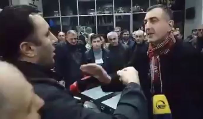 ბორჯომის საკრებულოში დაპირისპირება გრძელდება – შენობაში სერგო რატიანი არ შეუშვეს 