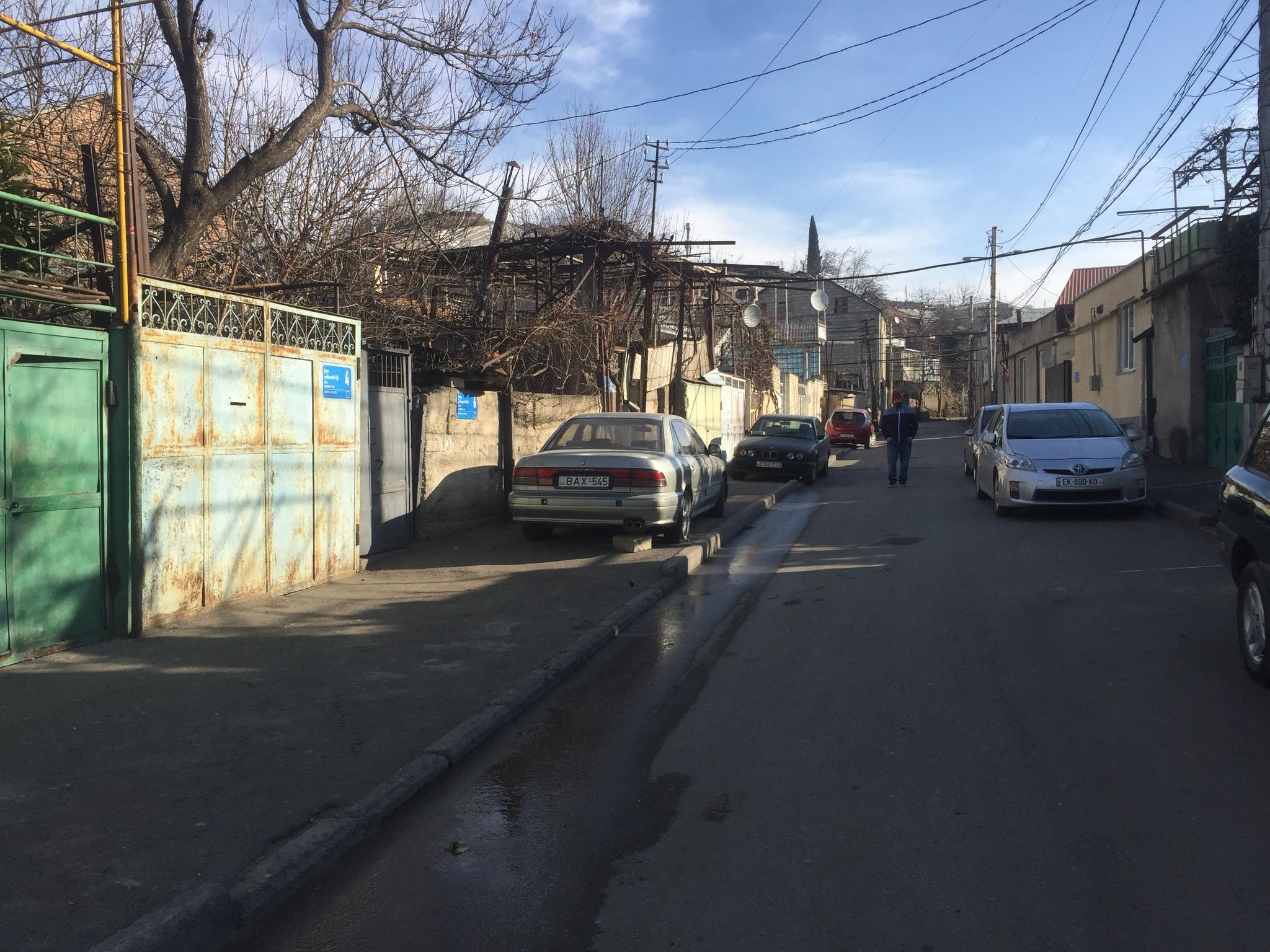 თვითმხილველების ინფორმაციით, ლომთათიძის ქუჩაზე მოკლული მამაკაცი ერთ-ერთ ოჯახში სტუმრად იმყოფებოდა