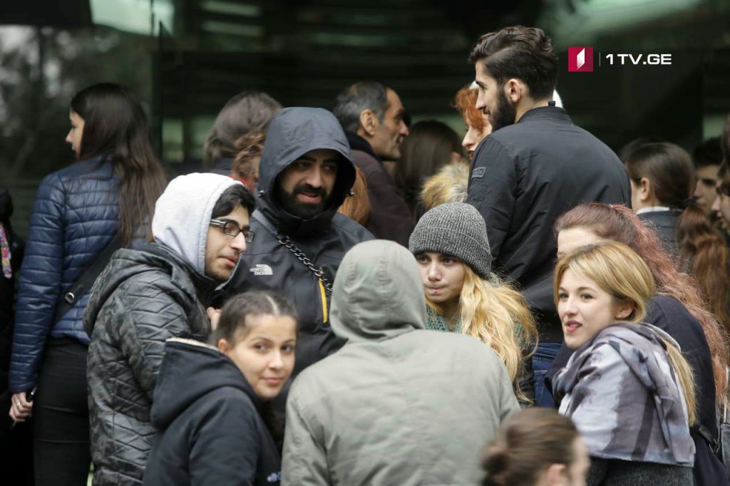 Təhsil Keyfiyyətinin İnkişafının Milli Mərkəzinin yanında tələbələr aksiya keçirirlər