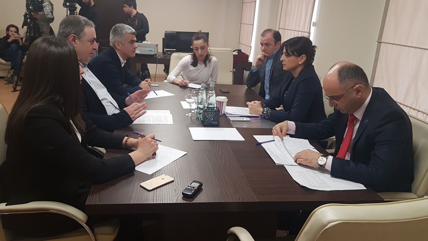 „ევროპული საქართველოს“ წევრები მერის მოადგილეს და ტრანსპორტის სამსახურის ხელმძღვანელს ხვდებიან