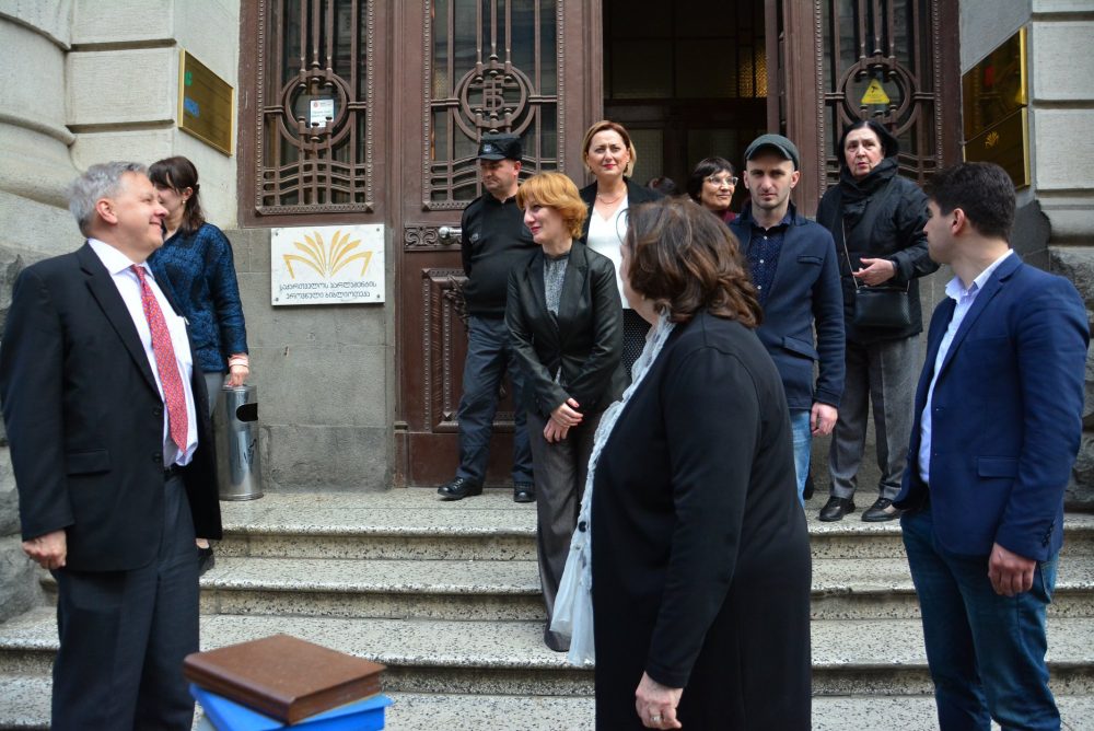 იან კელიმ ეროვნული ბიბლიოთეკის ანგლო-ამერიკულ დარბაზს სამახსოვრო საჩუქრები გადასცა