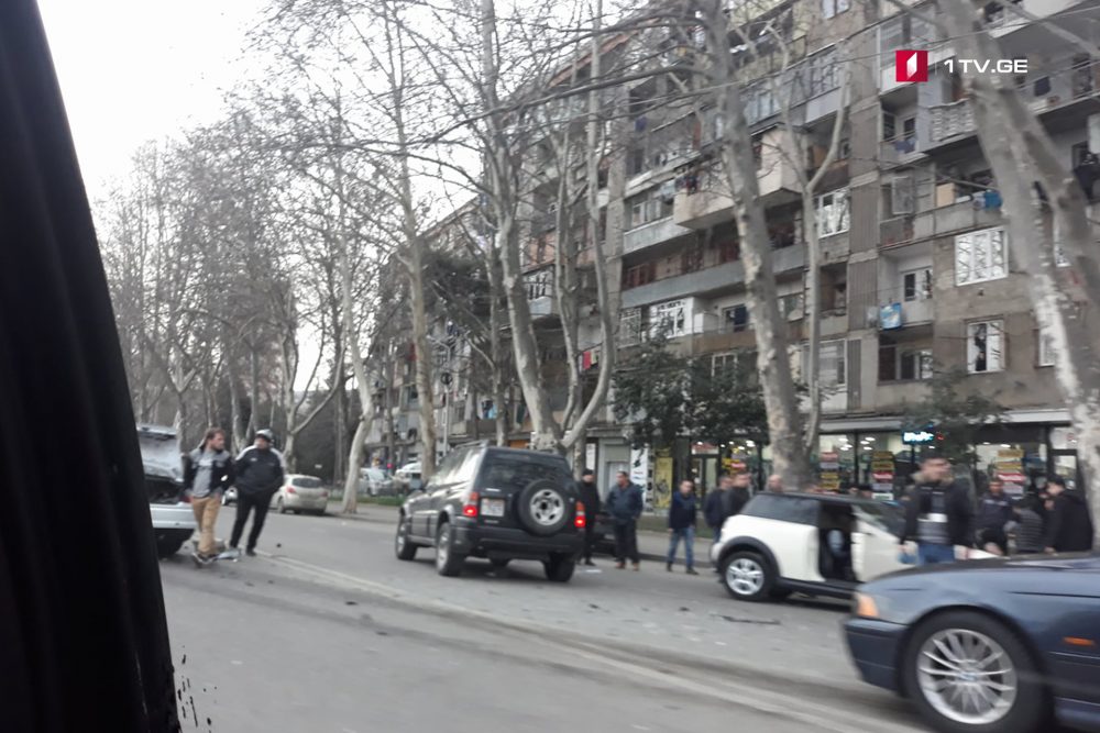 თბილისში, ბელიაშვილის ქუჩაზე ავარიის შედეგად ორი ადამიანი დაშავდა