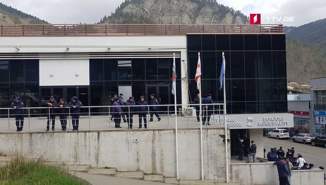 ბორჯომის საკრებულოსთან საპატრულო პოლიციაა მობილიზებული