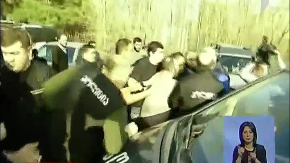 „რუსთავი 2”-ის შენობასთან, „ქართული მარშის” წევრების აქციაზე რამდენიმე პირი დააკავეს