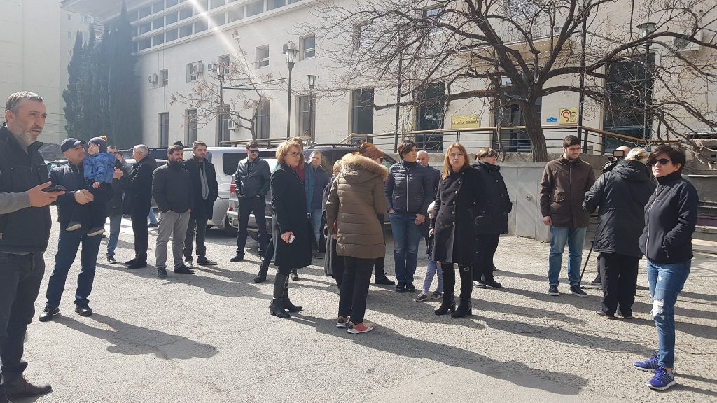 Tbilisidə, Apakidze küçəsinin əhalisi yeni yaşayış binasının tikilməsini etiraz edir