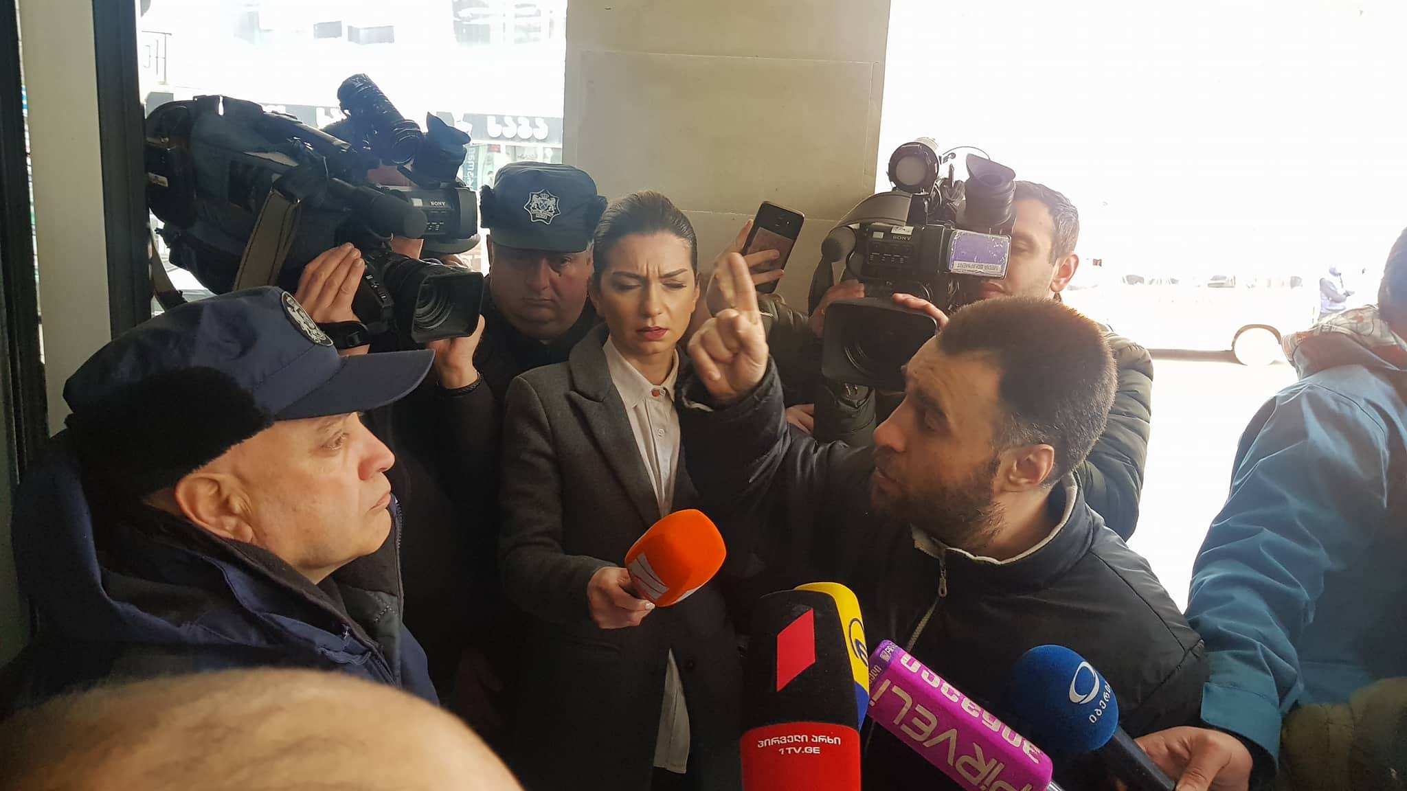 ბორჯომის საკრებულოს თავმჯდომარე და დეპუტატების ნაწილი საკრებულოს შენობაში არ შეუშვეს