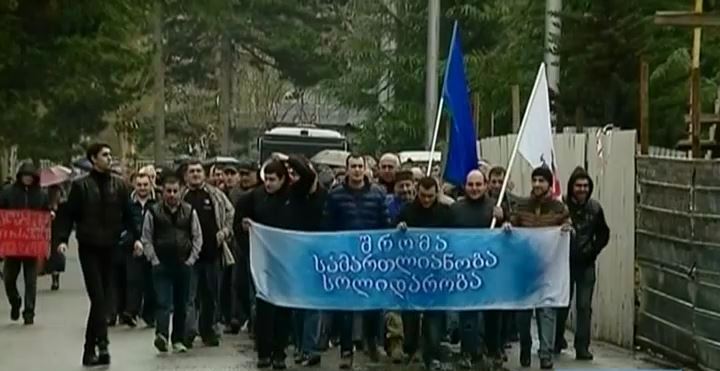 ჭიათურაში მაღაროელები საპროტესტო აქციას მართავენ