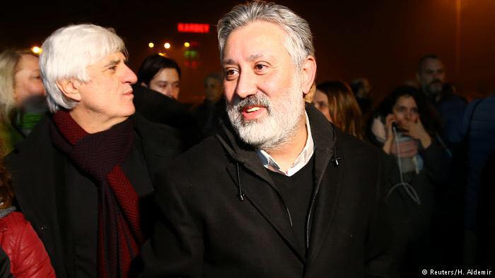 სტამბოლის სასამართლომ ოპოზიციური გაზეთის ორი ცნობილი ჟურნალისტი გაათავისუფლა