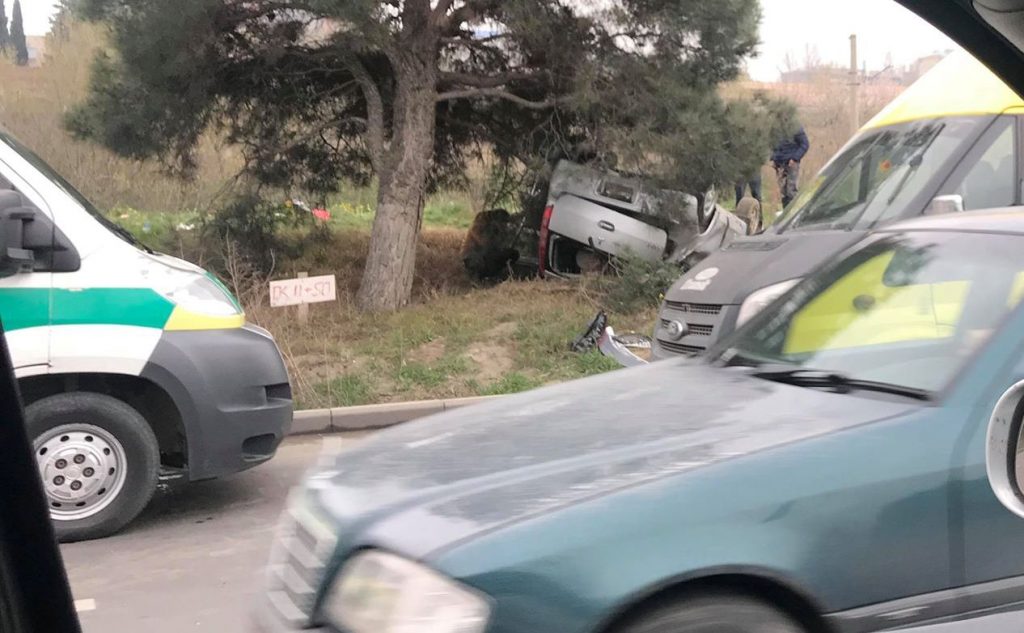 თბილისში, ფეიქრების ქუჩაზე ავტომობილი ამოტრიალდა - დაშავებულია სამი ადამიანი
