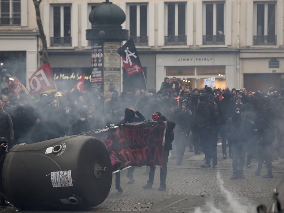 საფრანგეთში შრომის ახალი რეფორმის წინააღმდეგ აქცია პოლიციამ დაარბია