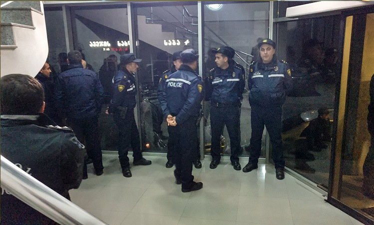 ბორჯომის საკრებულოს შენობასთან სამართალდამცველები არიან მობილიზებული