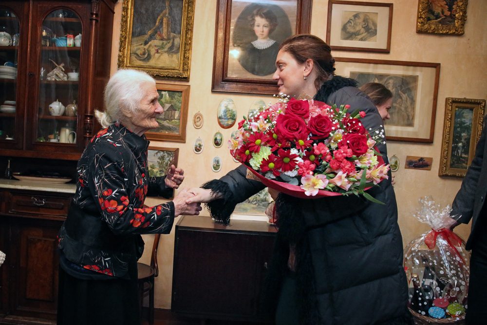 სოფიო ხუნწარიამ 100 წლის მხატვარს იუბილე მიულოცა