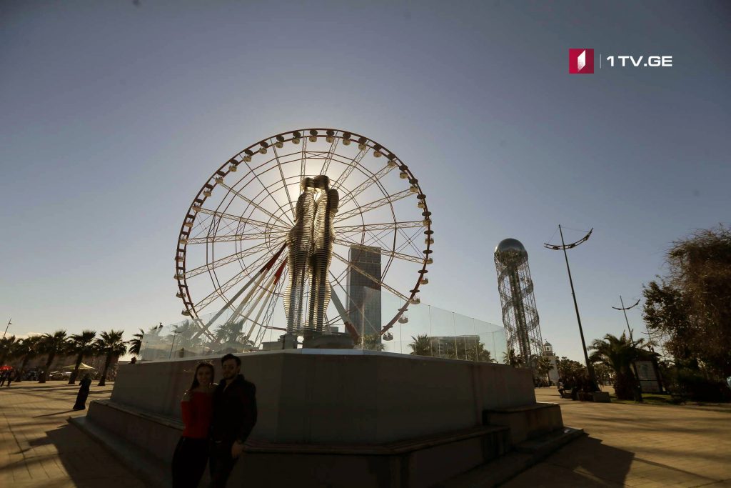 Günəş, dəniz və turistlər - Batumi şənbə-bazarının fotohadisəsi