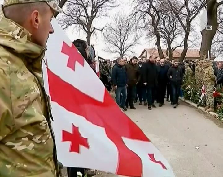 არჩილ ტატუნაშვილის ცხედარს მუხათგვერდის სასაფლაოსკენ მიასვენებენ