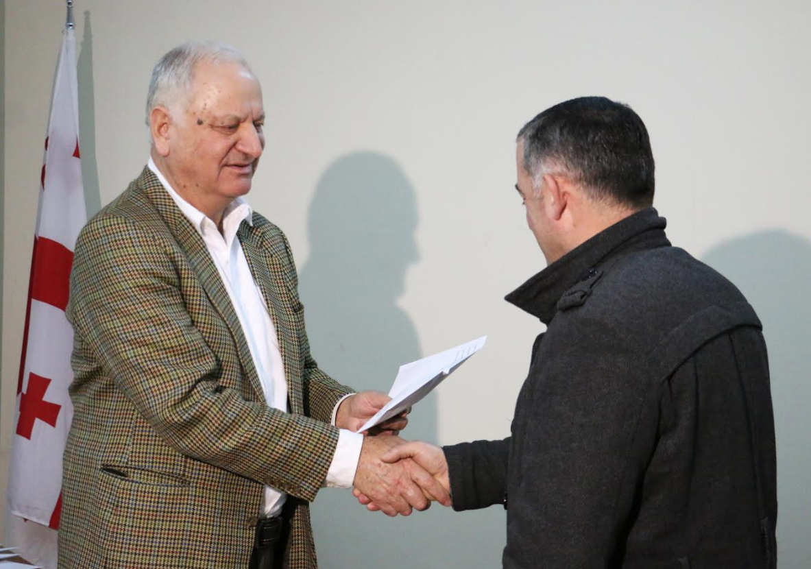 დევნილთა და განსახლების სამინისტრომ 40 დევნილ ოჯახს ვაზიანში ბინები გადასცა