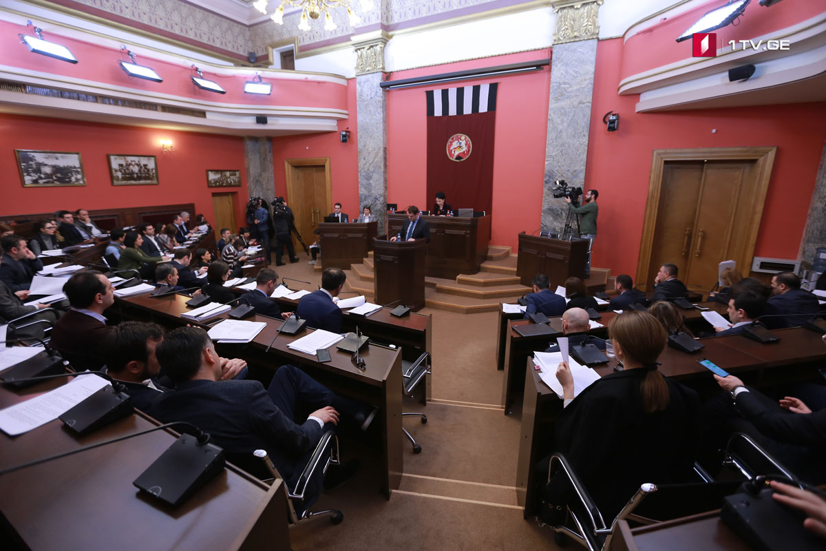 იურიდიული კომიტეტის წევრები თავმჯდომარის პირველი მოადგილის არჩევაზე იმსჯელებენ