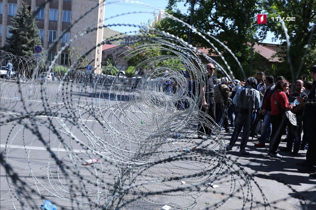 Yerevanda aksiya iştirakçıları hökumət binalarının təcrid edilməsinə başladılar (video)
