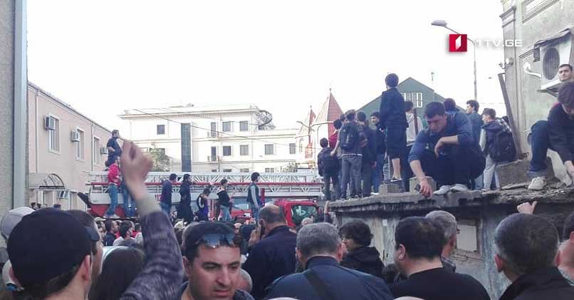 ბათუმში, გოგებაშვილის ქუჩაზე ხანძრის სალიკვიდაციო სამუშაოები მიმდინარეობს [ვიდეო]