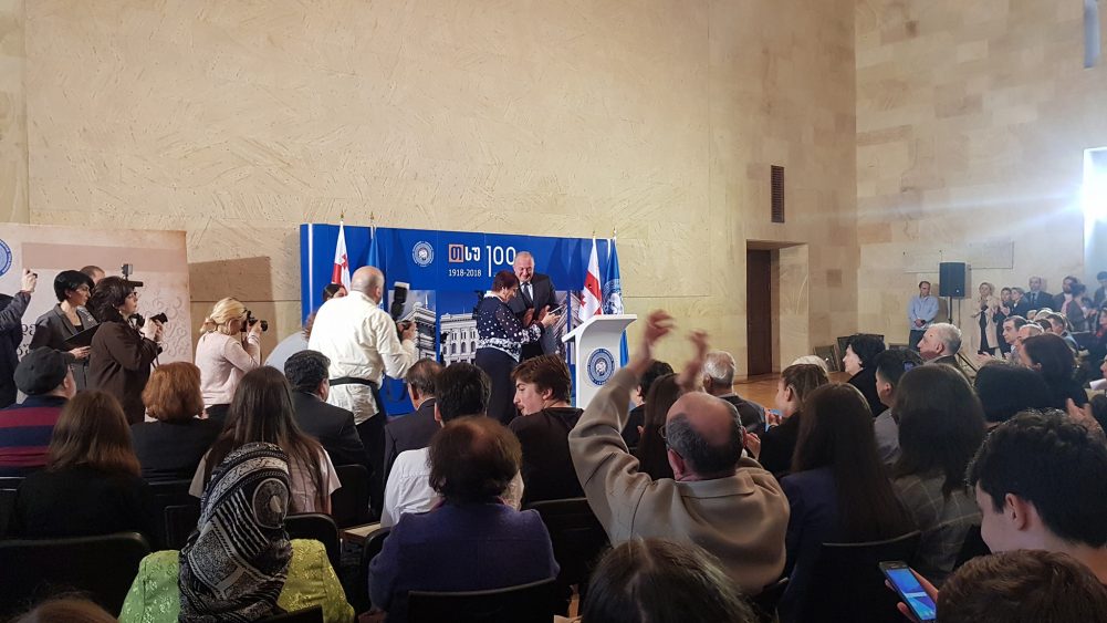 პრეზიდენტმა დედაენის დღესთან დაკავშირებით ღვაწლმოსილი ფილოლოგები ღირსების ორდენებით დააჯილდოვა