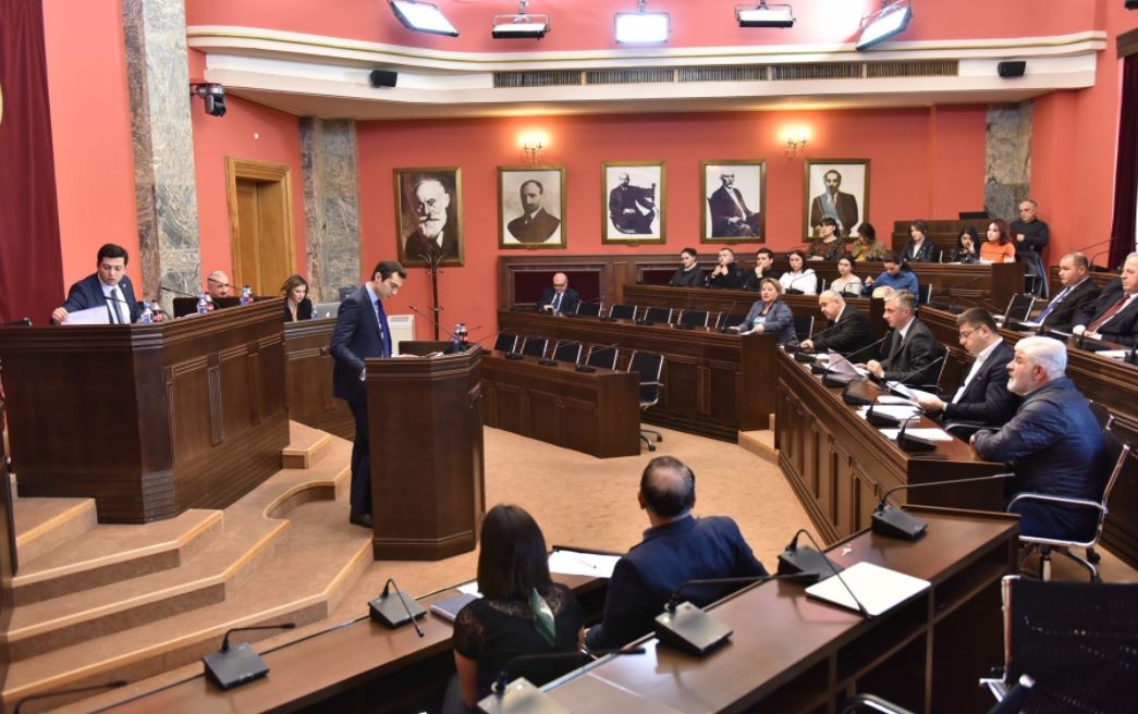 თვითმმართველობის კომიტეტი ქალაქის იერსახის დამახინჯებისა და ქართული წარწერების გამოუყენებლობისთვის ჯარიმების გაზრდაზე იმსჯელებს