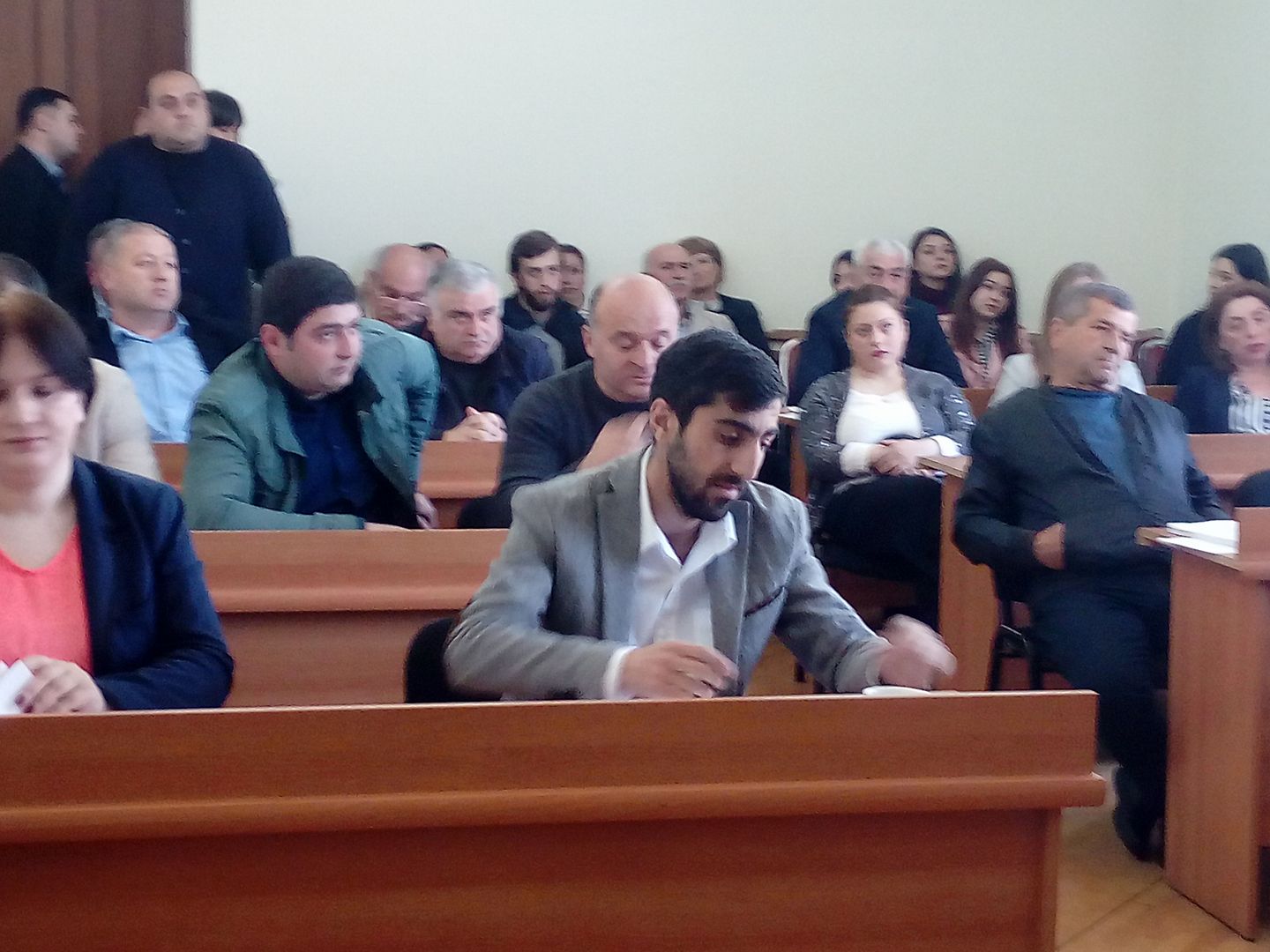 თელავის საკრებულოს სხდომაზე დეპუტატები ერთმანეთს დაუპირისპირდნენ
