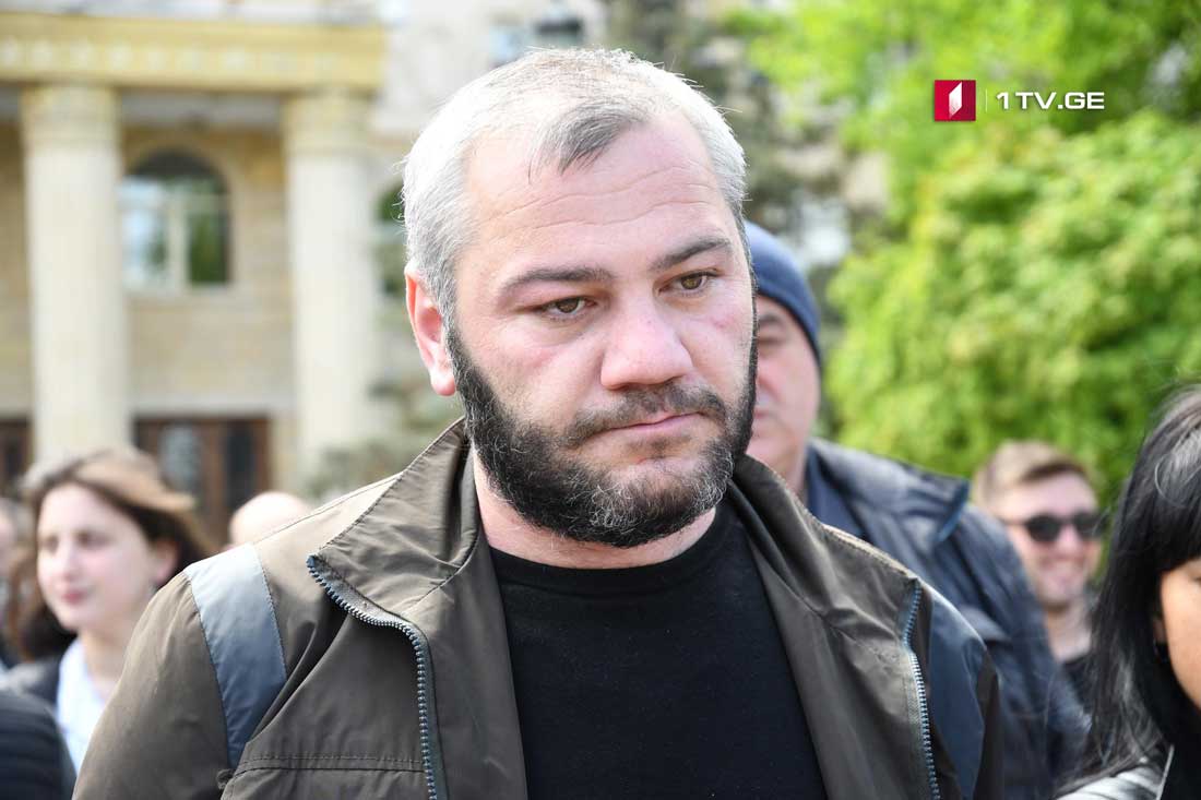 ხორავას ქუჩაზე მოკლული არასრულწლოვნის მამა ვარაუდობს, რომ საქმეში არსებული დანების გარდა, მკვლელობის სხვა იარაღებიც არსებობს