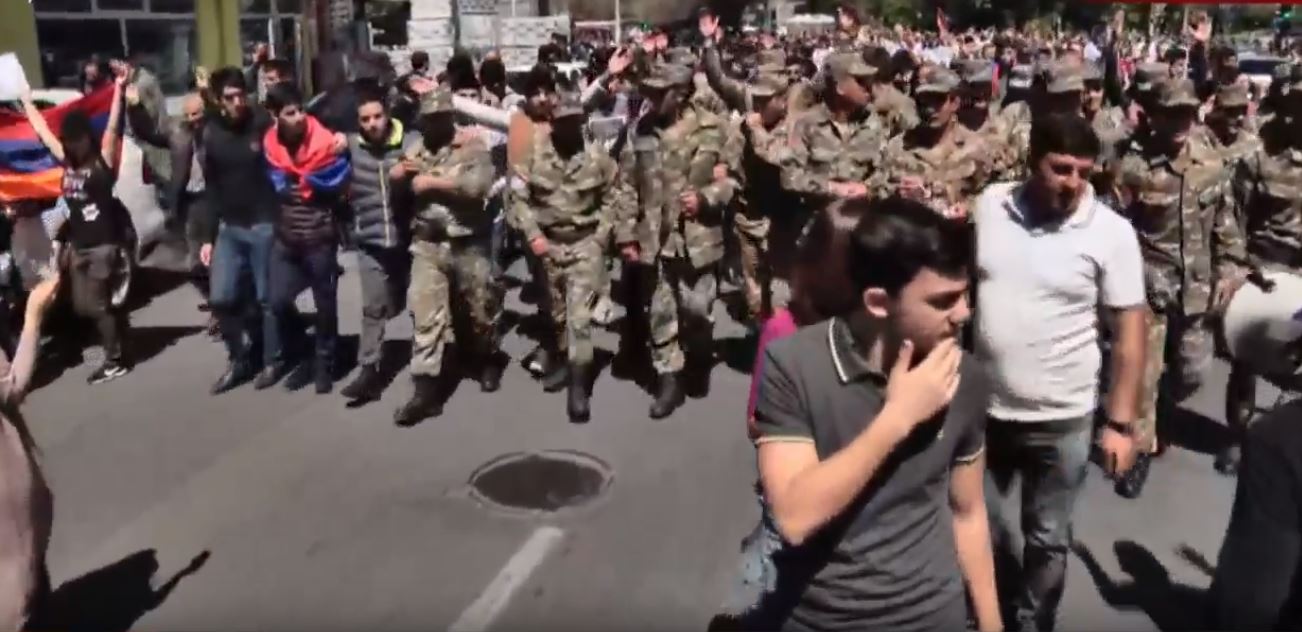 სომხური მედიის ცნობით, სამხედროების ნაწილი აქციის მონაწილეებს შეურთდა [ვიდეო]