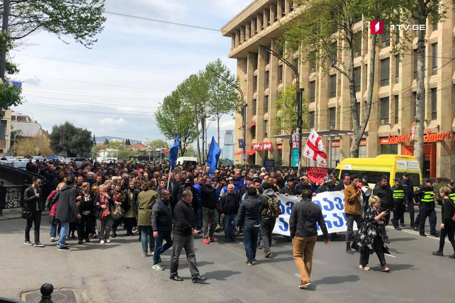 აგარის ქარხნის თანამშრომლები მთავრობის ადმინისტრაციისკენ მსვლელობას მართავენ