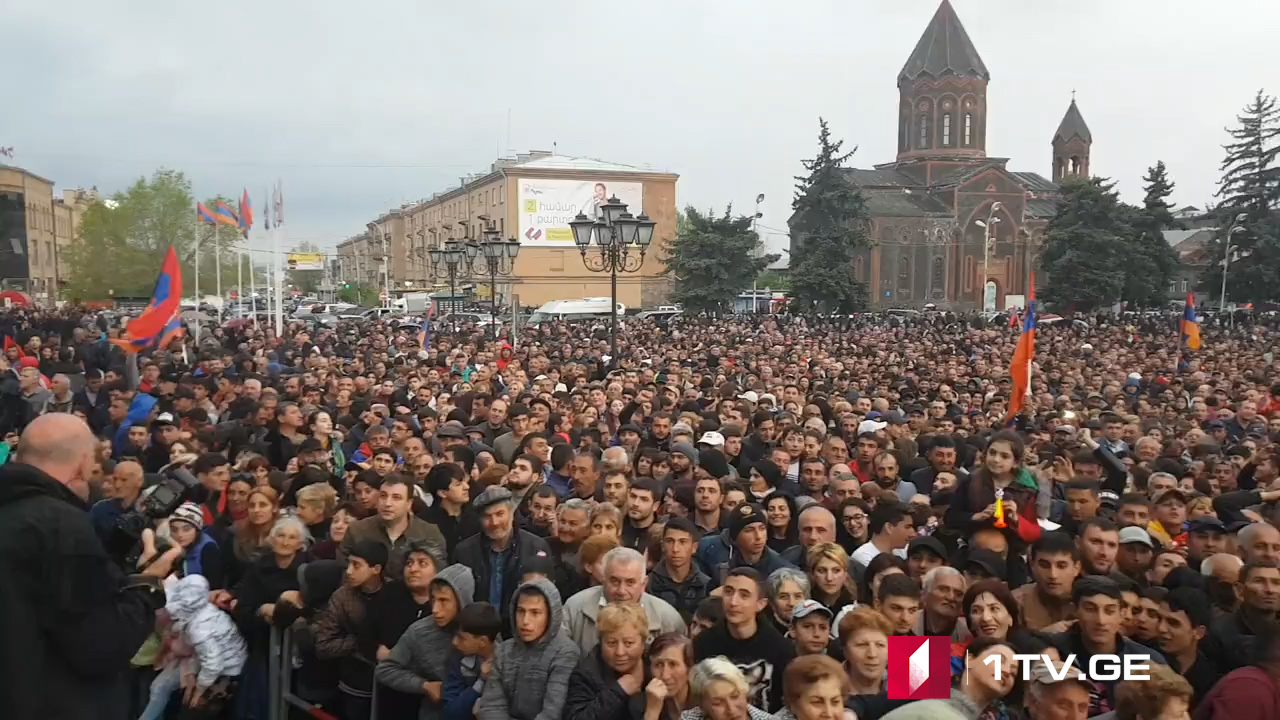 ნიკოლ ფაშინიანი მომხრეებთან ერთად ქალაქ გიუმრიში ჩავიდა [ფოტო, ვიდეო]