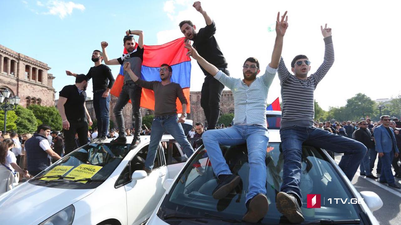 სომხეთის პრემიერი გადადგა