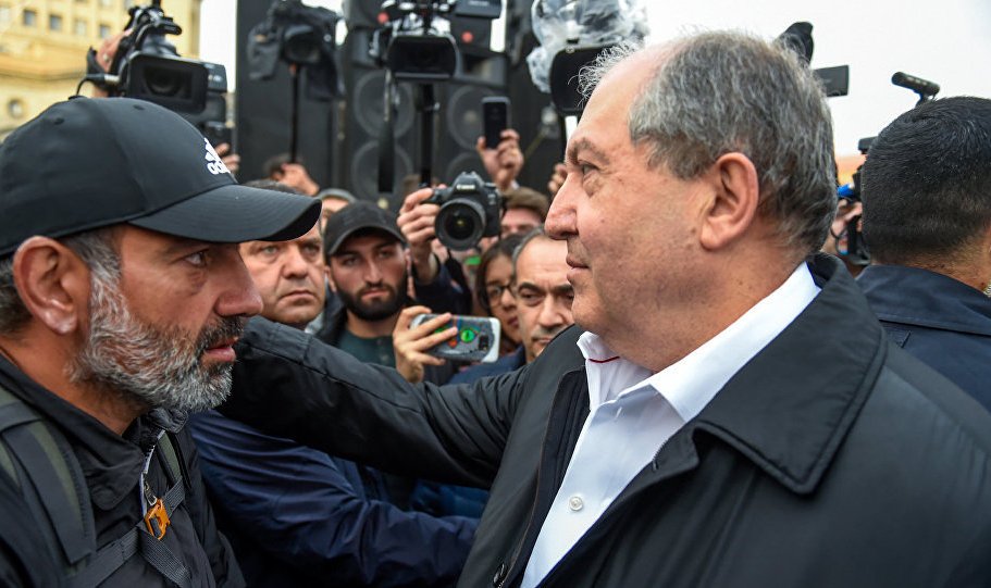 Yerevanda, Respublika Meydanında etrirazçıların yanına Ermənistan prezidenti getdi