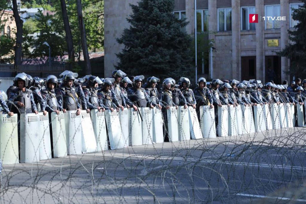 Ситуация на проходящей акции в Ереване несколько раз обострилась