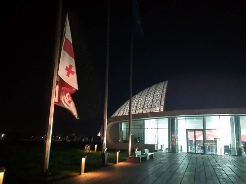 ქუთაისში, პარლამენტის შენობასთან დროშები დაუშვეს [ვიდეო]