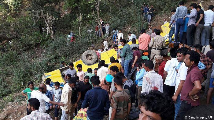 ინდოეთში სასკოლო ავტობუსი ხევში გადავარდა - დაღუპულია 30 ადამიანი, მათ შორის 27 ბავშვი