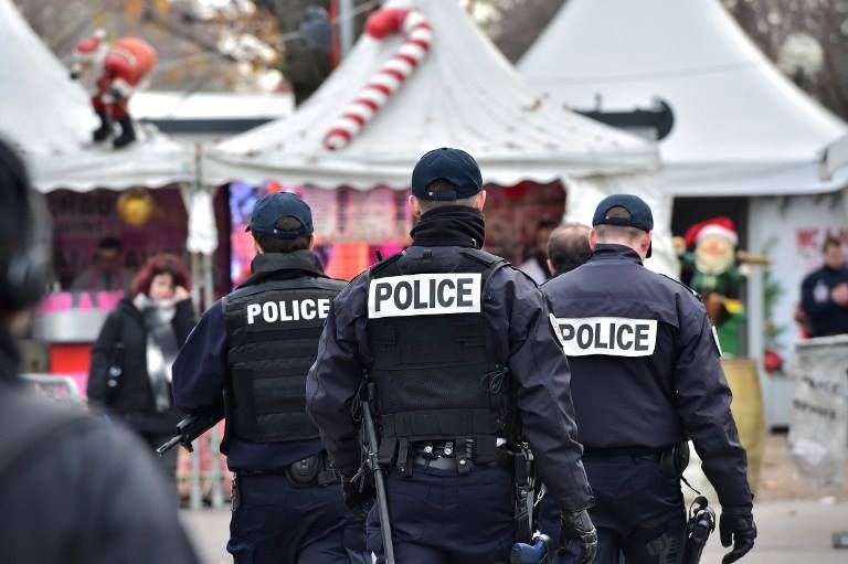 საფრანგეთში პოლიციელებზე თავდასხმაში ეჭვმიტანილი 14 ადამიანი დააკავეს