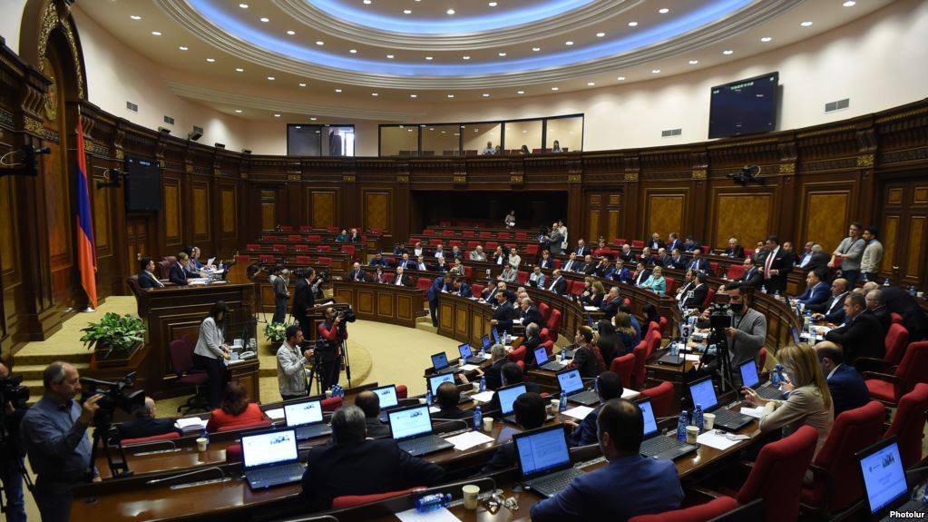 სომხეთის პარლამენტში პრემიერობის კანდიდატ სერჟ სარგსიანს უსმენენ