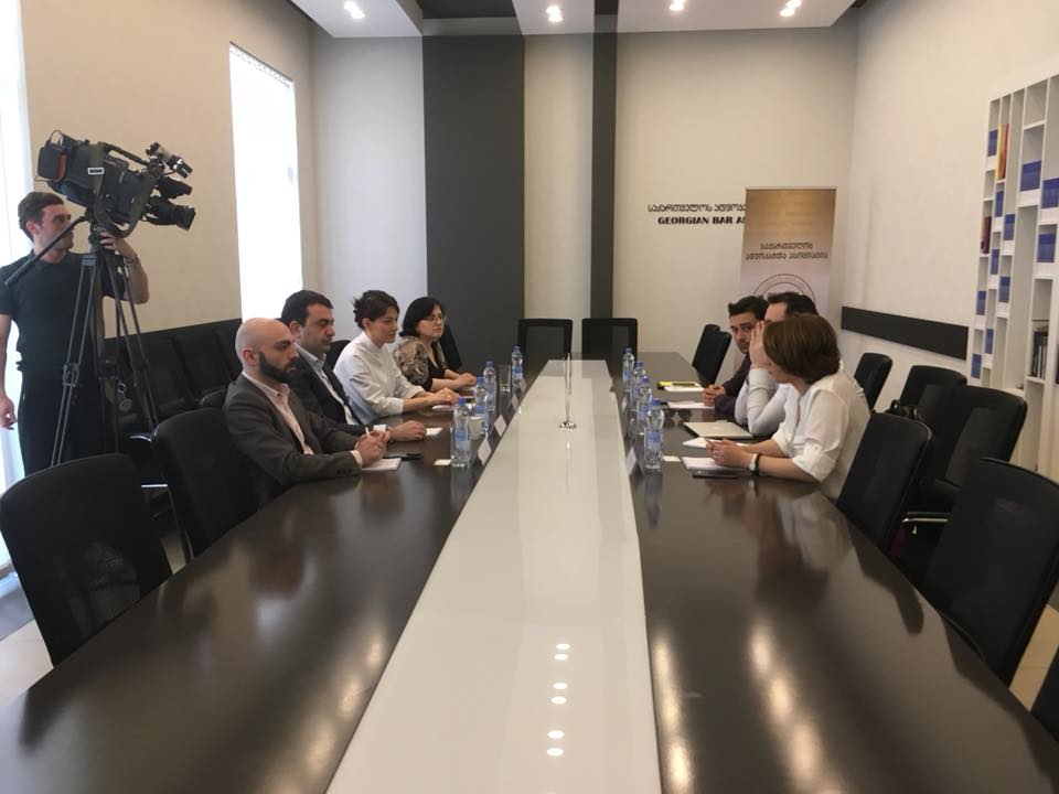 კოალიცია „დამოუკიდებელი და გამჭვირვალე მართლმსაჯულებისთვის“ ადვოკატთა ასოციაციის თავმჯდომარეს დავით ასათიანს ხვდება