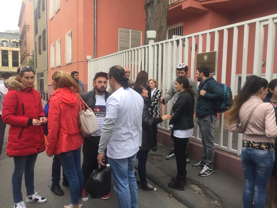 Tbilisidə, Ermənistan səfirliyi önündə Sarqsyanı istefasını qeyd edirlər